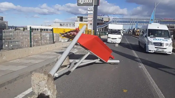 Malatya'da fırtına otobüs durağını yerinden söktü