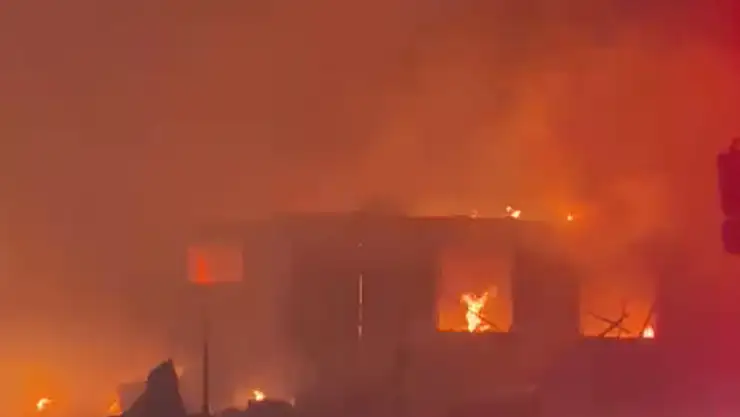 Malatya'da Geceyi Alevler Aydınlattı Yangın 3 Yere Birden Sıçradı!