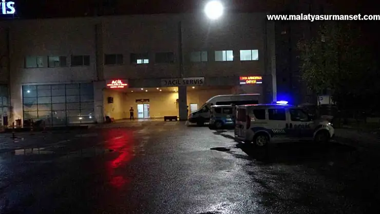 Malatya'da hasarlı binanın duvarı çöktü: 1 ölü