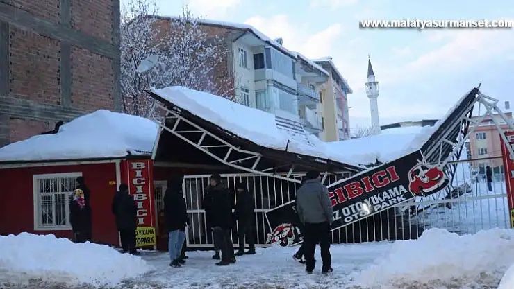 Malatya'da kar nedeniyle oto parkın çatısı çöktü