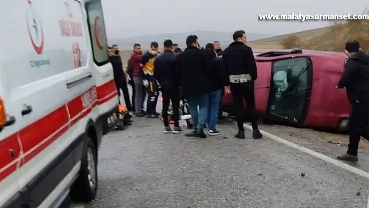 Malatya'da kontrolden çıkan araç yan yattı: 3 yaralı