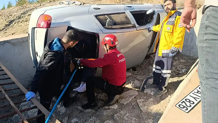 Malatya'da kontrolden çıkan otomobil devrildi 3 yaralı