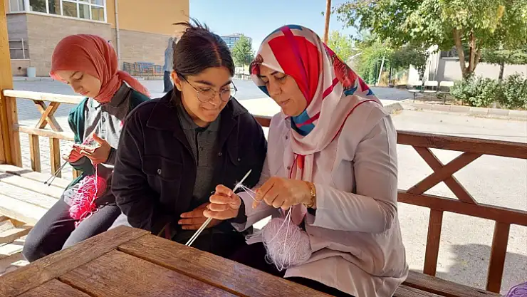 Malatya'da liseliler depremzede çocuklar için atkı, bere ve patik ördü