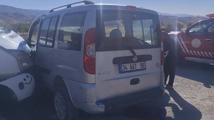 Malatya'da minibüs ile hafif ticari araç çarpıştı 3 yaralı