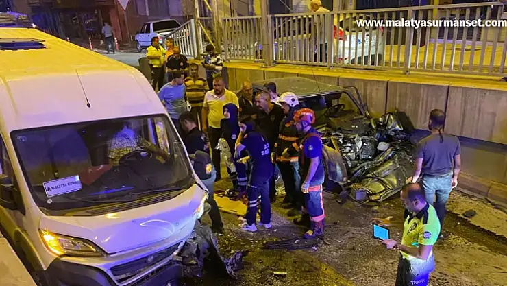 Malatya'da Minibüs İle Otomobil Alt Geçitte Kafa Kafaya Çarpıştılar