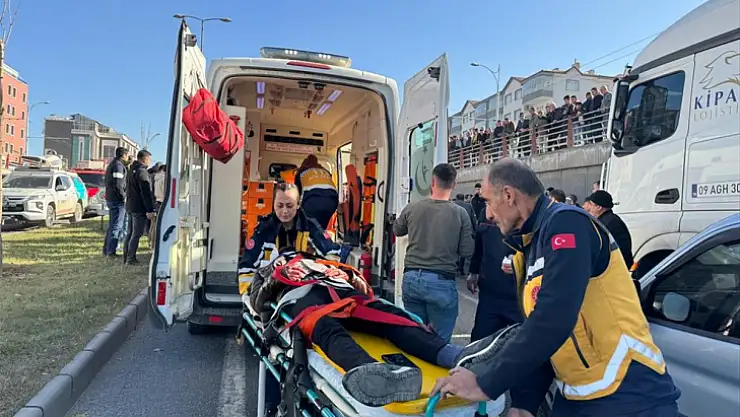 Malatya'da otomobil ile servis aracı çarpıştı, 2 kişi yaralandı