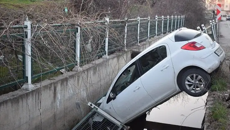Malatya'da otomobil sulama kanalına uçtu: 2 yaralı