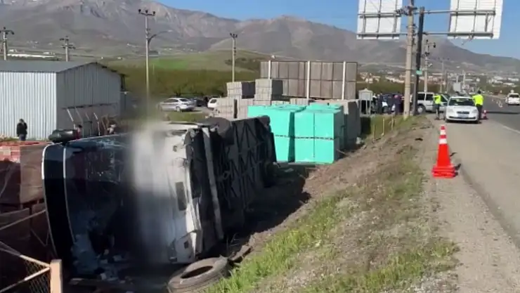Malatya'da otomobille çarpışarak devrilen otobüsteki 15 kişi yaralandı