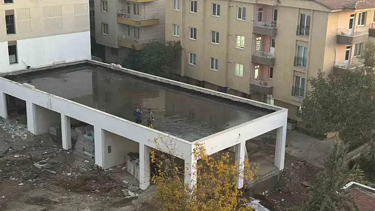 Malatya'da rezerv alandaki inşaat suyla doldu, tahliye için duvar delindi