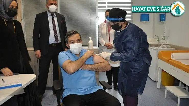 Malatya'da sağlık görevlilerine aşılar vurulmaya başladı