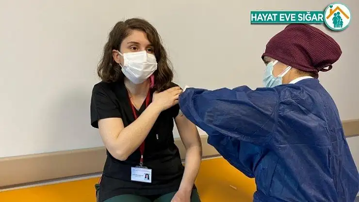 Malatya'da sağlıkçılara 2. doz aşıları vurulmaya başlandı