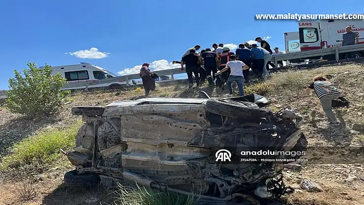 Malatya'da şarampole devrilen otomobildeki 3 kişi yaralandı