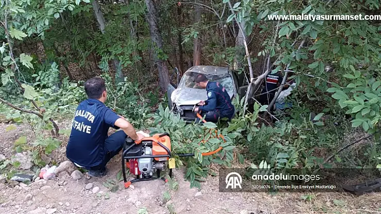 Malatya'da şarampole devrilen otomobildeki 2 kişi yaralandı