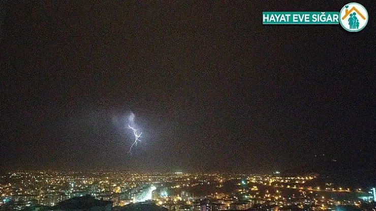 Malatya'da şimşekler geceyi aydınlattı