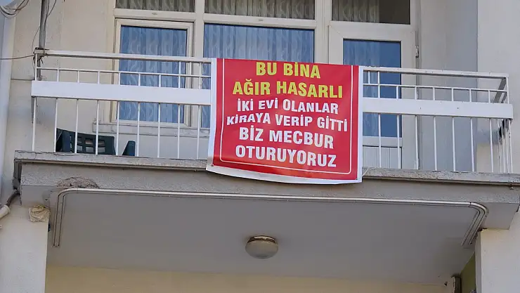 Malatya'da Binadaki Gerçek Hasar Pankartla Duyuruldu