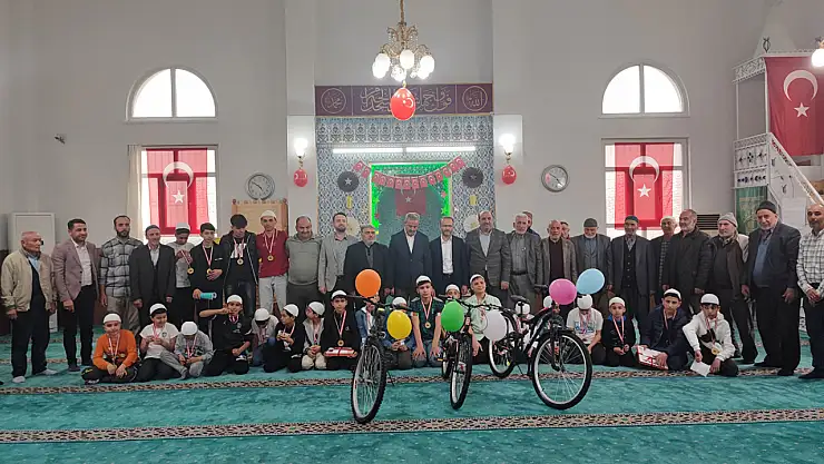 Malatya'da teravih ve mukabeleye katılan çocuklar ödüllendirildi