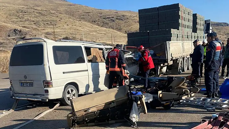 Malatya'da tır ile minibüs çarpıştı: 3 ölü