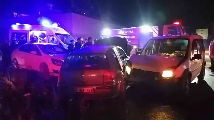 Malatya'da üç aracın karıştığı kazada 2 kişi yaralandı
