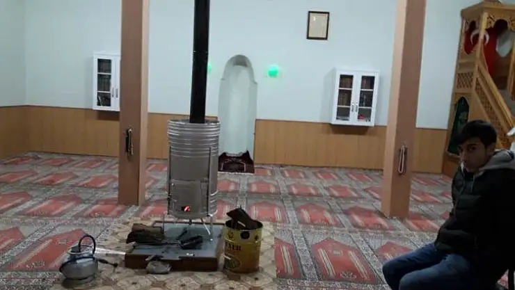 Malatya'da vatandaşlar deprem sonrası camilere sığındı