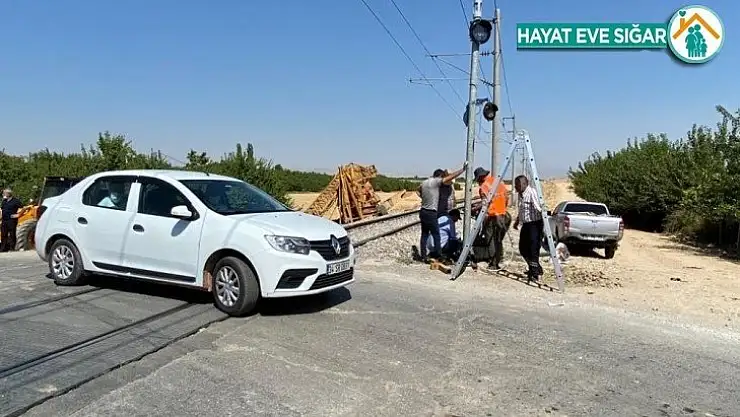 Malatya'da yük treni hemzemin geçitte tıra çarptı