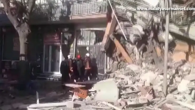 Malatya Küçük Mustafa Paşa Mahallesi Zapçıoğlu Caddesi ağır hasarlı bir bina çöktü.