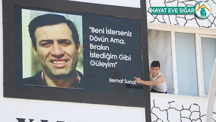 Malatyalılar, Kemal Sunal'ı apartman duvarındaki bu afişle unutmuyor