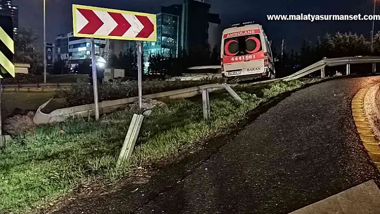 Maltepe'de önüne otomobil çıkan ambulans bariyeri aşıp yoldan çıktı