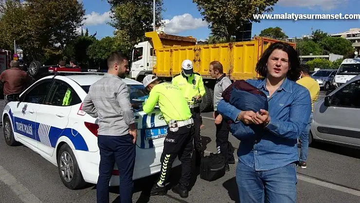 Maltepe sahil yolunda 2 lüks otomobil takla atı: 2 yaralı