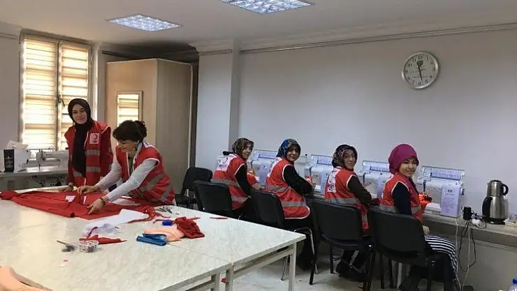 Mamak Belediyesi Aile Merkezleri Türk Kızılay'ı için elbise dikti