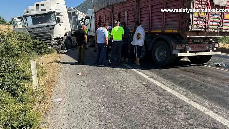 Manisa'da iki tır kafa kafaya çarpıştı: 1 yaralı