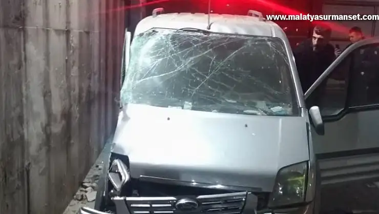 Manisa'da kamyonet beton duvara çarptı: 1 ölü, 2 yaralı