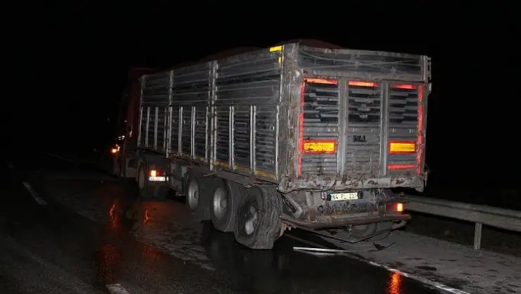 Manisa'da iki tır çarpıştı, yol savaş alanına döndü