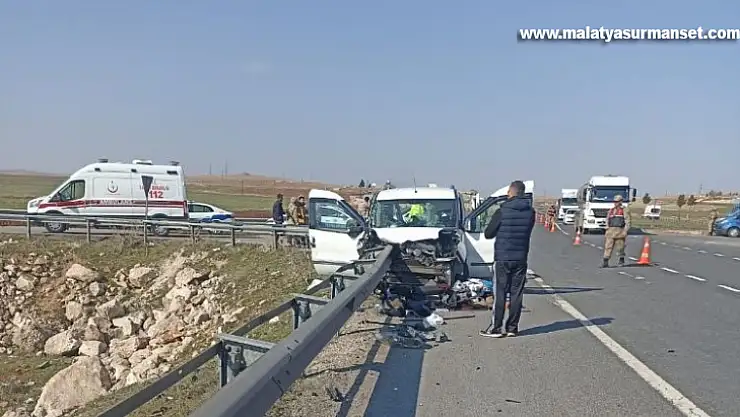 Mardin'de kamyonet bariyerlere ok gibi saplandı: 2 ölü, 3 yaralı