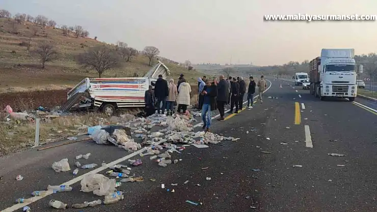 Tır yol kenarında bekleyen kamyonete çarptı: 3 yaralı