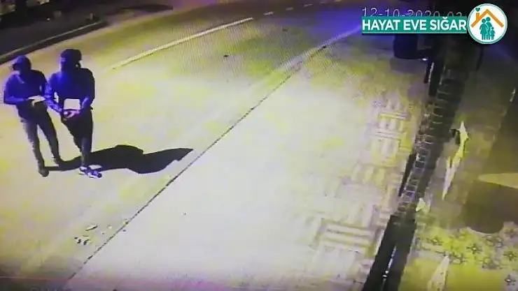 Marketin camını taşla kırıp sigara çalan hırsızlar güvenlik kamerasında
