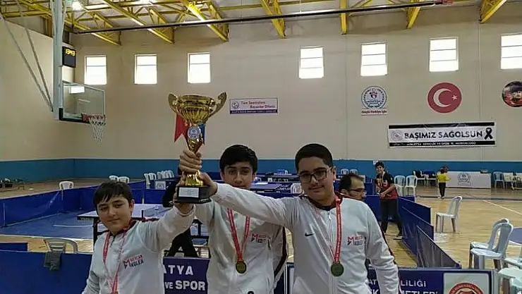 Masa tenisinde şampiyon olan öğrencilerin hedefi büyük