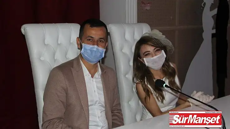 Maske ve eldivenle dünyaevine giren çifti telekonferansla tebrik ettiler