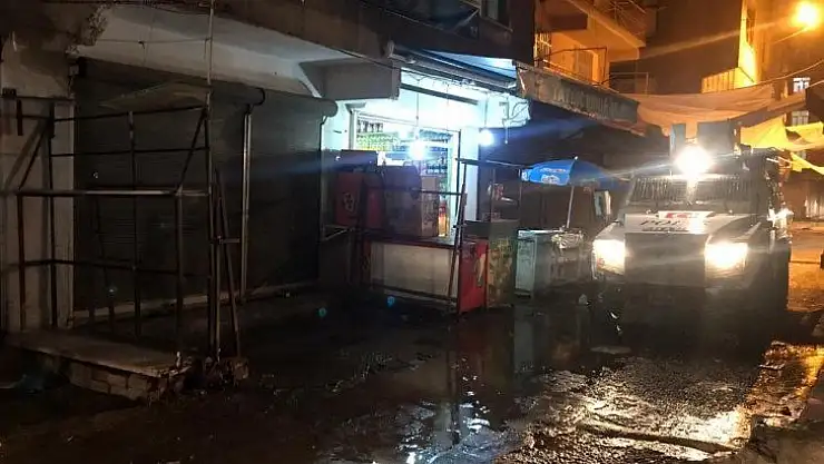 Maskeli bir grup yoldan geçen aracı kurşun yağmuruna tuttu