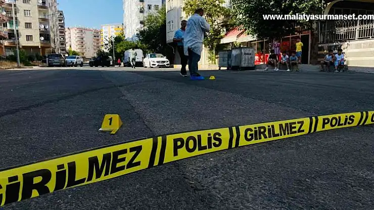 Maskeli şahıslar toptancıya sokak ortasında kurşun yağdırdılar