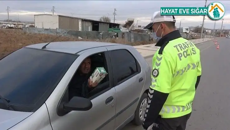 Maskesiz yakalanan sürücü polis memuruna maske ikram etti