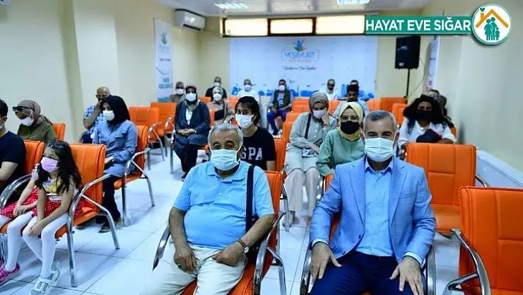 Mehmet Çınar, fotoğrafçılık kursunu ziyaret etti