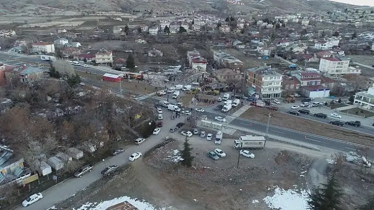 Mehmetçik Sivrice'de vatandaşların çadırını kurdu