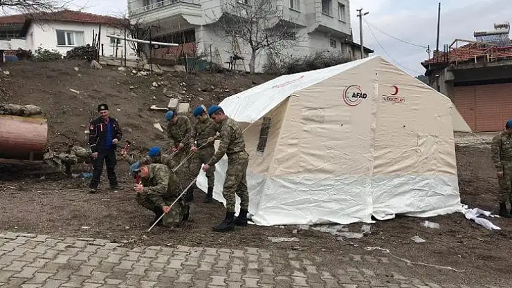 Mehmetçikten Aksihar'daki deprem sonrası çadır kurma faaliyetlerine destek