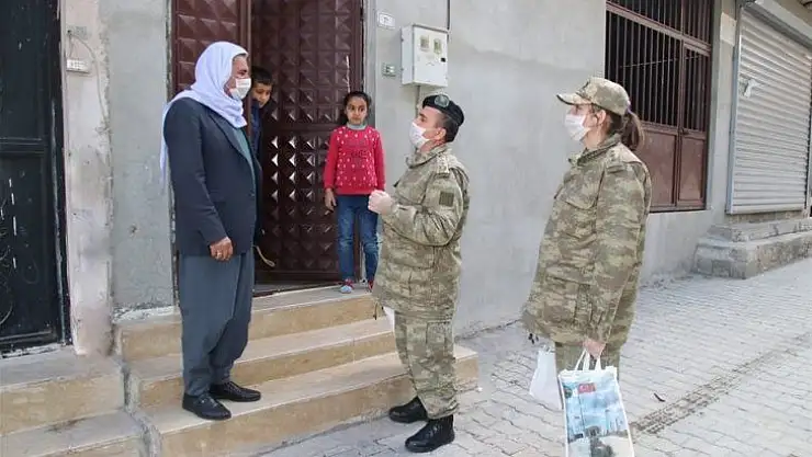 Mehmetçikten evinden çıkamayan vatandaşlara yardım