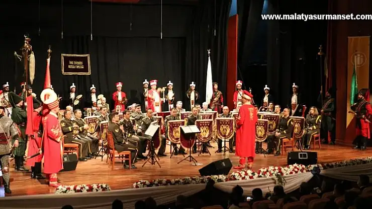 Mehteran ve askeri orkestra aynı sahnede