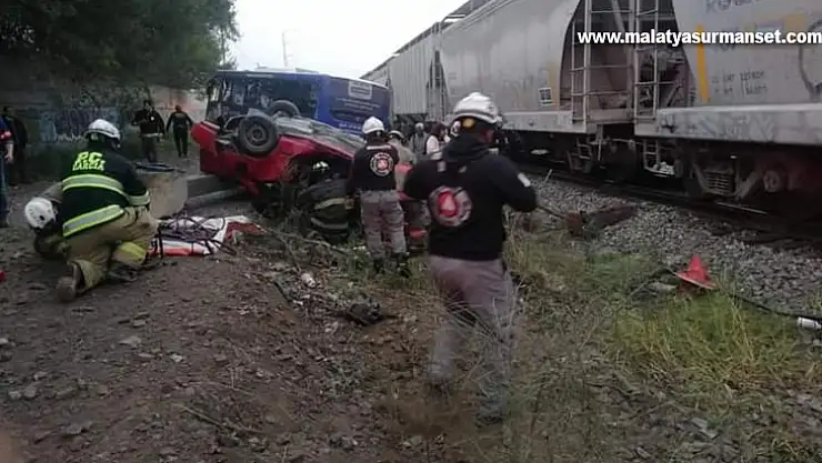 Meksika'da tren otomobil ve otobüsü biçti: 1 ölü, 19 yaralı