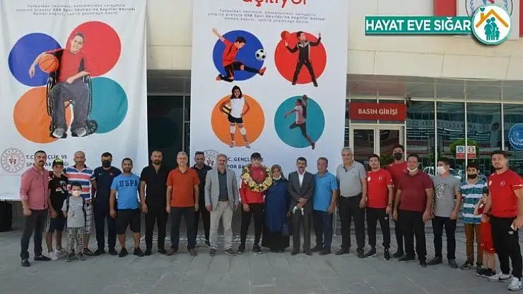 Memleketine madalyayla dönen sporcuya coşkulu karşılama
