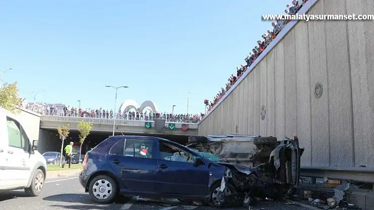 Meraklı vatandaşlar kazayı film gibi izledi