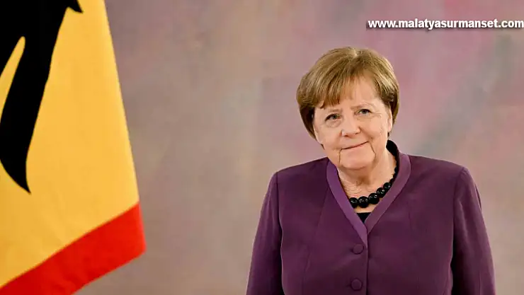 Merkel'e Almanya'nın en yüksek liyakat nişanı verildi
