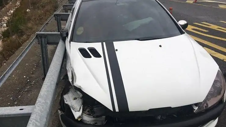Mersin'de otomobil bariyere çarptı 1 ölü 1 yaralı